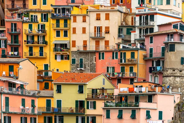 Edifícios Coloridos Fachada Antiga Com Janelas Pequena Aldeia Manarola Cinque — Fotografia de Stock