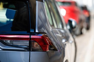 Arabanın arka lambasındaki detay, kırmızı arka lambaya yakın çekim.