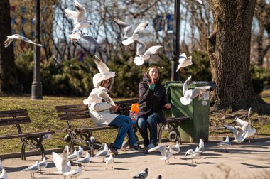 Riga, Letonya - 2 Nisan 2022: İnsanlar ilkbaharın ilk ılık günlerinin tadını çıkarıyorlar.