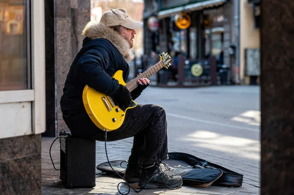 Riga Latvia April 2022 Street Musician Plays Electric Guitar Singing — Stock Photo, Image