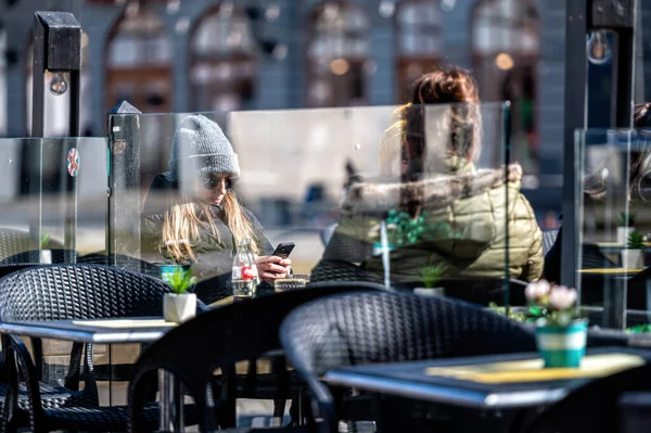 Riga Letônia Abril 2022 Jovens Mulheres Desfrutam Dos Primeiros Dias — Fotografia de Stock