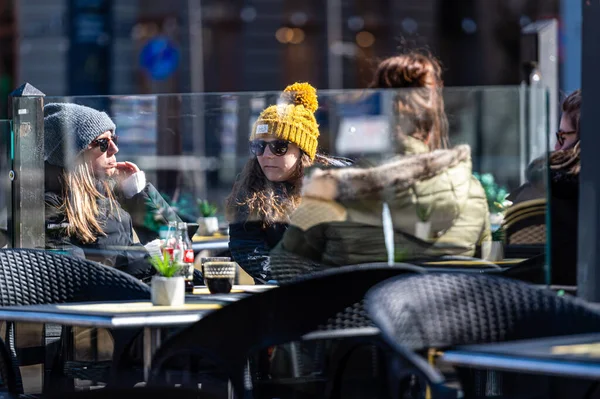 Riga Letonia Abril 2022 Las Mujeres Jóvenes Disfrutan Los Primeros —  Fotos de Stock