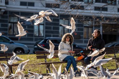 Riga, Letonya - 2 Nisan 2022: İnsanlar ilkbaharın ilk ılık günlerinin tadını çıkarıyorlar.