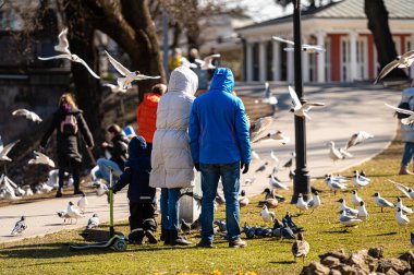 Riga, Letonya - 2 Nisan 2022: İnsanlar ilkbaharın ilk ılık günlerinin tadını çıkarıyorlar.