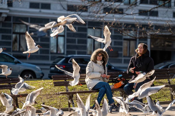 Riga Lettonie Avril 2022 Les Gens Profitent Des Premiers Jours — Photo