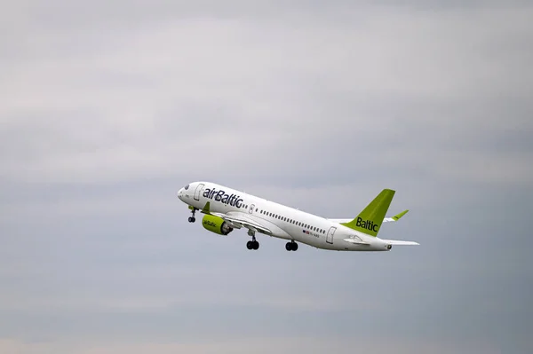 Ryga Łotwa Sierpnia 2021 Airbaltic Airbus A220 300 Aas Startuje — Zdjęcie stockowe