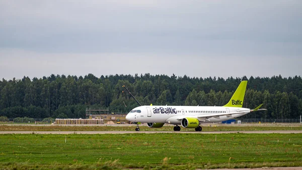 Riga Lettonia Agosto 2021 Airbaltic Airbus A220 300 Aas Decolla — Foto Stock