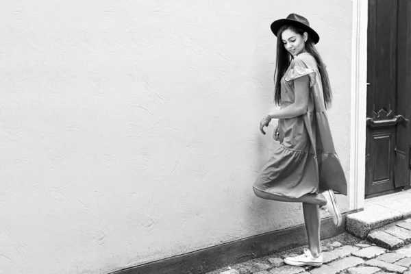 Una Mujer Joven Elegante Vestido Sombrero Una Calle Empedrada Del —  Fotos de Stock