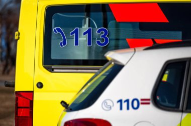 Şablonlu polis ve ambulans araçlarına yakın çekim, 112 ve 113 acil servis kavramı