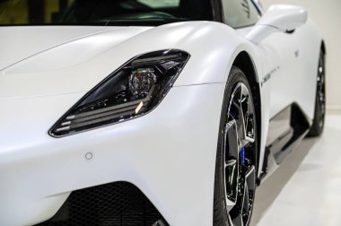 Riga, Letonya, 29 Nisan 2022: Süper araba Maserati MC20 'nin dış tasarım detayları, farlar