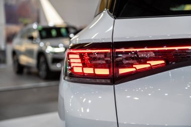 Riga, Letonya, 29 Nisan 2022: Nev VW ID4 elektrikli SUV 'ye yakın arka LED ışıkları, model 2022, yeni arabanın şık dış tasarımı