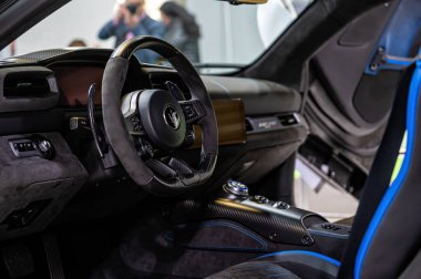 Riga, Letonya, 29 Nisan 2022: Süper araba Maserati MC20 'nin dış tasarım detayları, direksiyon ve iç dizayn