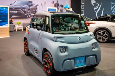Riga, Letonya, 29 Nisan 2022: Citroen Ami elektrik küçük araba eğlence küpü bir motor fuarında, 2022 model