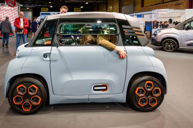 Riga, Letonya, 29 Nisan 2022: Citroen Ami elektrik küçük araba eğlence küpü bir motor fuarında, 2022 model