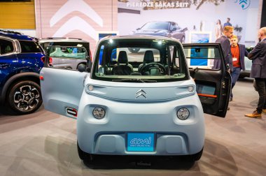 Riga, Letonya, 29 Nisan 2022: Citroen Ami elektrik küçük araba eğlence küpü bir motor fuarında, 2022 model