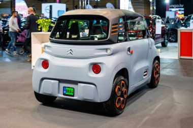 Riga, Letonya, 29 Nisan 2022: Citroen Ami elektrik küçük araba eğlence küpü bir motor fuarında, 2022 model