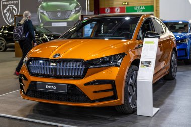 Riga, Letonya, 29 Nisan 2022: Yeni Skoda Enyaq Coupe IV RS elektrikli SUV galası, 2022 model, ön manzara