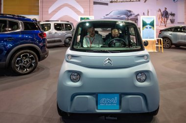 Riga, Letonya, 29 Nisan 2022: Citroen Ami elektrik küçük araba eğlence küpü bir motor fuarında, 2022 model