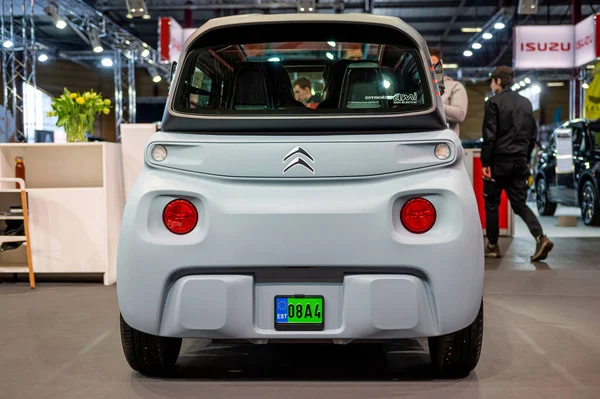 Riga, Letonya, 29 Nisan 2022: Citroen Ami elektrik küçük araba eğlence küpü bir motor fuarında, 2022 model