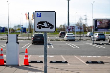 Riga, Letonya, 29 Nisan 2022: Yol tabelası, süpermarketin halka açık otoparkındaki elektrikli araba park yeri.