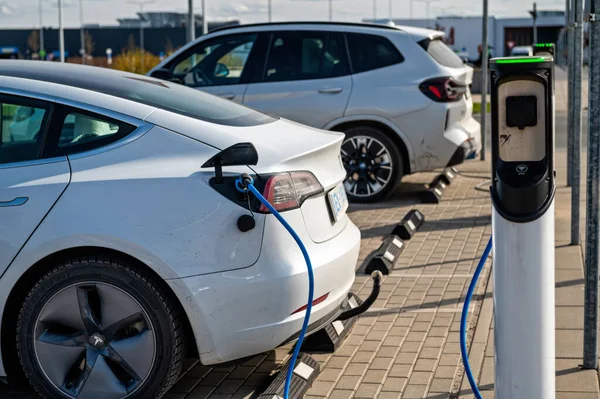 зарядка електромобіля