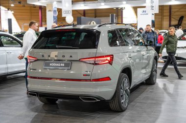 Riga, Letonya, 29 Nisan 2022: Skoda Kodiaq RS 4x4 Bir motor fuarında prömiyer, 2022 model, dikiz manzaralı