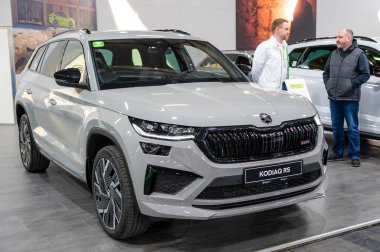 Riga, Letonya, 29 Nisan 2022: Skoda Kodiaq RS 4x4 Bir motor fuarında prömiyer, 2022 model, ön görüş