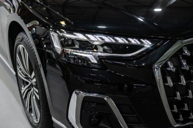 Riga, Letonya, 29 Nisan 2022: LED farlar ve radyatör ızgarası Nev Audi A8 limuzin, model 2022, dış tasarım