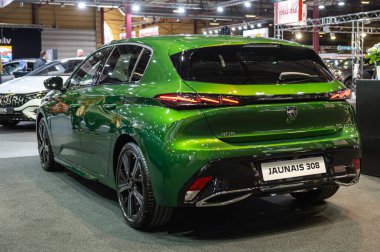 Riga, Letonya, 29 Nisan 2022: New Peugeot 308 bir otomobil fuarında prömiyer, 2022 model, arka manzara