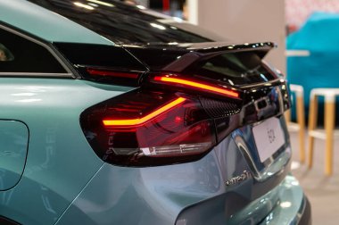 Riga, Letonya, 29 Nisan 2022: LED arka ışıklar ve araba tasarımı Nev Citroen C4-e kavşağı, model 2022, dış tasarım