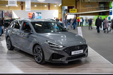 Riga, Letonya, 29 Nisan 2022: Hyundai i30 N Line galası bir motor fuarında, model 2022, ön görüş