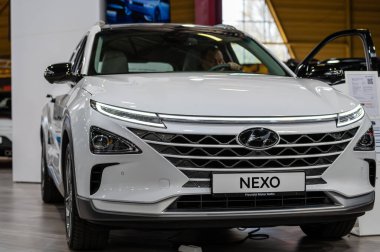 Riga, Letonya, 29 Nisan 2022: Hyundai Nexo hidrojen yakıt hücresi galası bir motor fuarında, model 2022, ön görüş