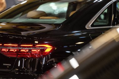 Riga, Letonya, 29 Nisan 2022: LED arka ışıklar ve araba tasarımı Nev Audi A8 limuzin, model 2022, dış tasarım