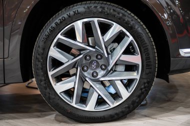 Riga, Letonya, 29 Nisan 2022: Hyundai Santa Fe tekerleğinin yakın çekimi, dekoratif yeni tasarım alaşım tekerlekleri