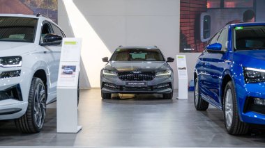 Riga, Letonya, 29 Nisan 2022: Skoda Superb 2022 model araba fuarında Skoda standı. Ön görünüm.