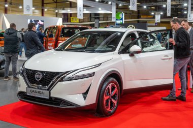 Riga, Letonya, 29 Nisan 2022: Bir motor fuarında yeni Nissan Qashqai prömiyeri, 2022 model, ön manzara