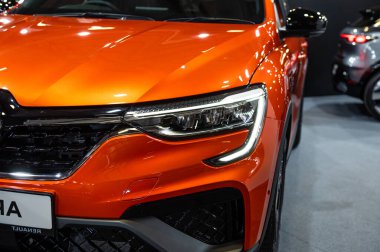 Riga, Letonya, 29 Nisan 2022: LED far ve araba tasarımı Nev Renault Arkana, model 2022