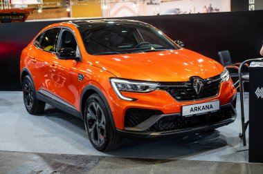 Riga, Letonya, 29 Nisan 2022: New Renault Arkana coupe bir otomobil fuarında prömiyer, 2022 model, ön görüş