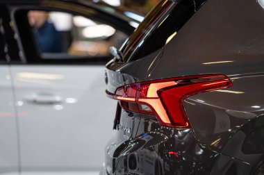 Riga, Letonya, 29 Nisan 2022: LED arka ışıklar ve araba tasarımı Nev Hyundai Santa Fe kavşağı, model 2022