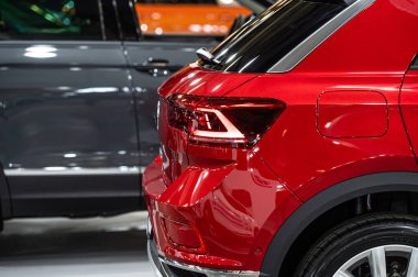 Riga, Letonya, 29 Nisan 2022: LED arka ışıklar ve araba tasarımı Nev VW T-Roc kavşağı, model 2022, dış tasarım