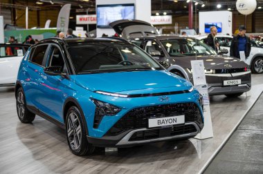 Riga, Letonya, 29 Nisan 2022: Yeni Hyundai Bayon galası bir otomobil fuarında, model 2022, ön manzara