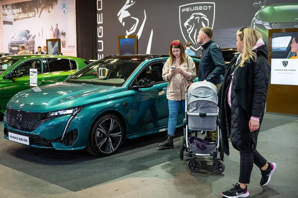 Riga Latvia April 2022 People Get Acquainted New Family Car — Fotografia de Stock