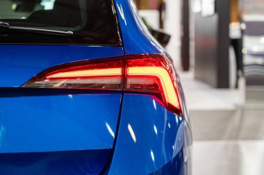 Modern bir arabanın kırmızı lambasına yakın çekim, arabanın arka lambasındaki detay...