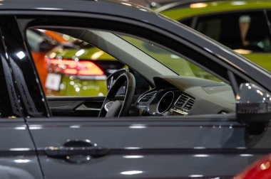 Bir sürü yeni parlak araba, seçici odaklanma, boheh, detaylar, yakın plan, trafik geçmişi, kopyalama alanı