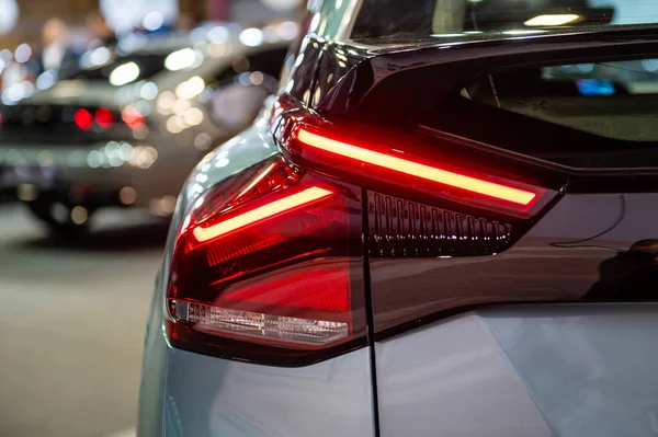 Közeli Kép Egy Piros Led Hátsó Lámpa Egy Modern Autó — Stock Fotó