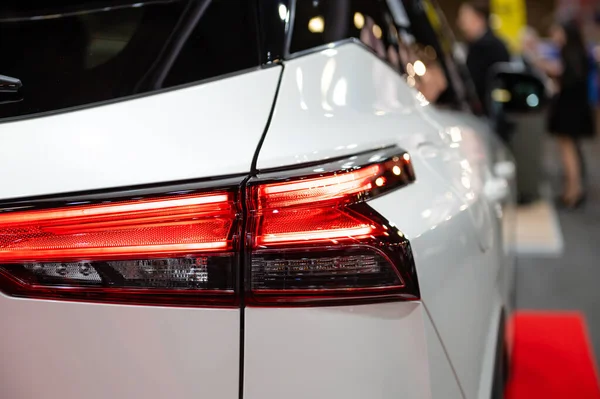 Modern bir arabanın kırmızı lambasına yakın çekim, arabanın arka lambasındaki detay...