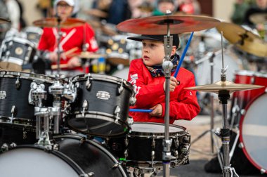 Dobele, Letonya - 13 Mayıs 2022: Dobele pazarının tarihi döneminde küçük davulcuların zirvesi, düzinelerce davulcu senkronize olarak çeşitli besteler yapıyor.