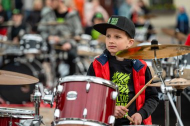 Dobele, Letonya - 13 Mayıs 2022: Dobele pazarının tarihi döneminde küçük davulcuların zirvesi, düzinelerce davulcu senkronize olarak çeşitli besteler yapıyor.