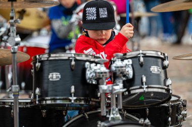 Dobele, Letonya - 13 Mayıs 2022: Dobele pazarının tarihi döneminde küçük davulcuların zirvesi, düzinelerce davulcu senkronize olarak çeşitli besteler yapıyor.