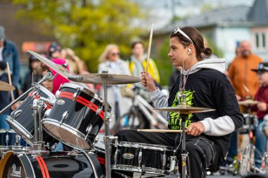 Dobele, Letonya - 13 Mayıs 2022: Dobele pazarının tarihi döneminde küçük davulcuların zirvesi, düzinelerce davulcu senkronize olarak çeşitli besteler yapıyor.
